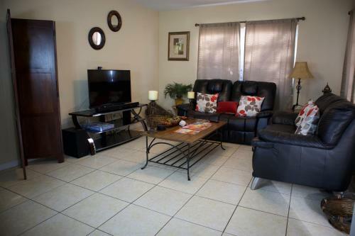 Great Location Near Downtown & Airport
