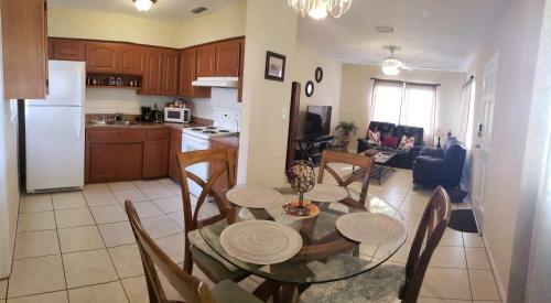 Great Location Near Downtown & Airport