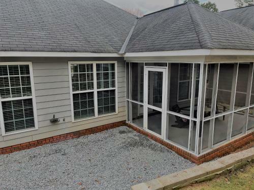 Red Brick Retreat/w Fireplace (Kid Friendly)