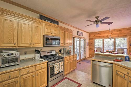 Riverfront Ellijay Home With Deck And Hot Tub