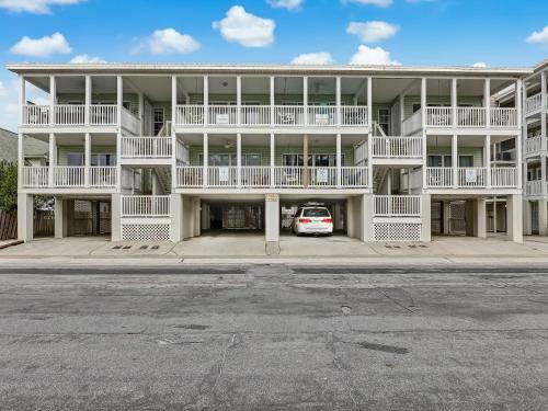 Ocean Views, Steps To Beach, Heated Pool Access! By Southern Belle Tybee