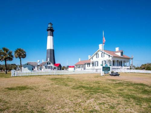 Ocean Views, Steps To Beach, Heated Pool Access! By Southern Belle Tybee