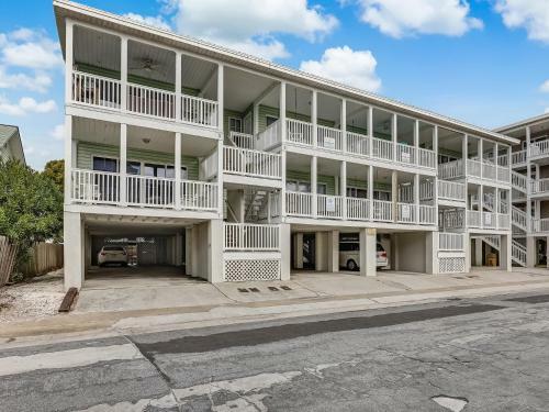 Ocean Views, Steps To Beach, Heated Pool Access! By Southern Belle Tybee