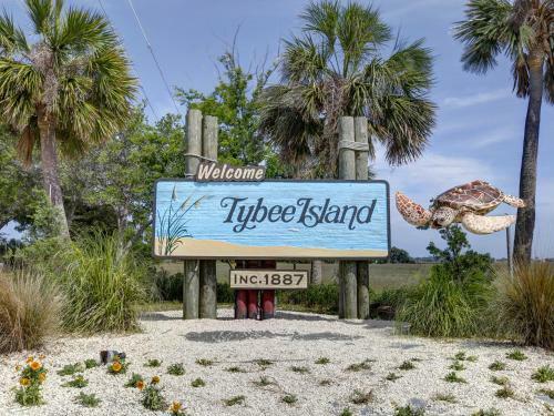 Ocean Views, Steps To Beach, Heated Pool Access! By Southern Belle Tybee