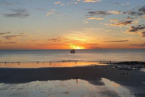 Sunset View Broome - Family Poolside Retreat