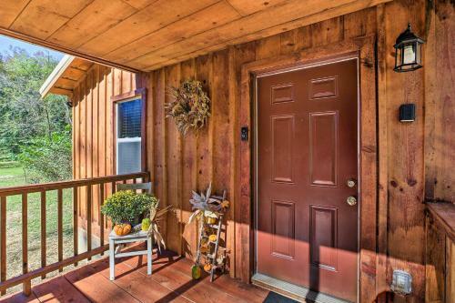 Quaint Beattyville Cabin Less Than 1 Mi Into Town!