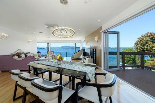 Villa Luxury Lakeside Retreat