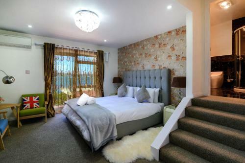 Villa Luxury Lakeside Retreat