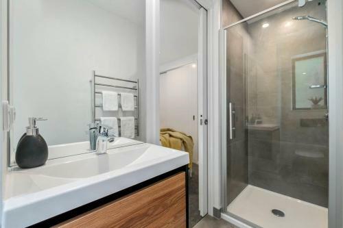 Bright, Modern, Plush - Brand New Townhouse