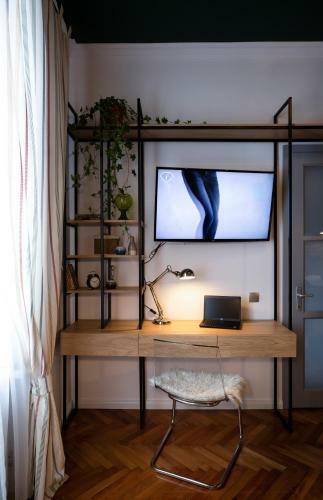 Old Town Courtyard Apartment With Private Parking