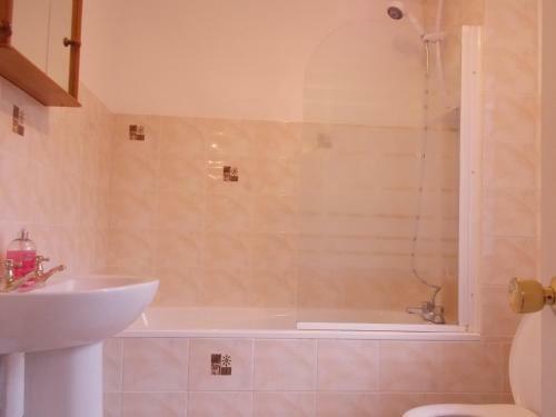 Hostal Da Vinci Guest House - Bed And Breakfast (Gatwick)