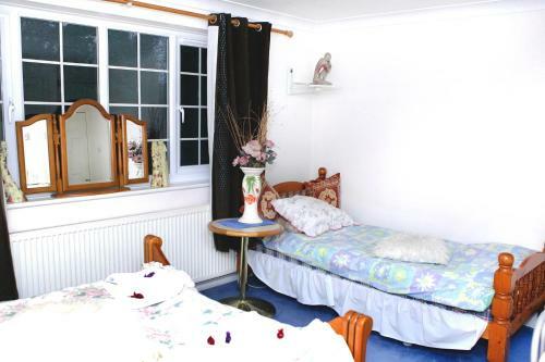 Hostal Da Vinci Guest House - Bed And Breakfast (Gatwick)