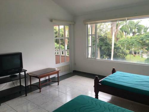 Hermosa Villa - Piscina - Jacuzzi - Jardines