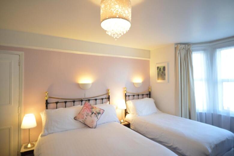 Hostal Newton House Guesthouse