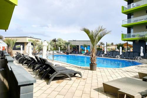 Vibe Apartment In Alezzi Beach Resort Spa N Pools