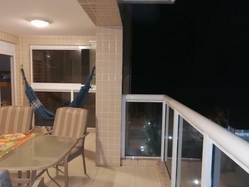 Apartamento, Ampla Sacada Com Vista Para O Mar!