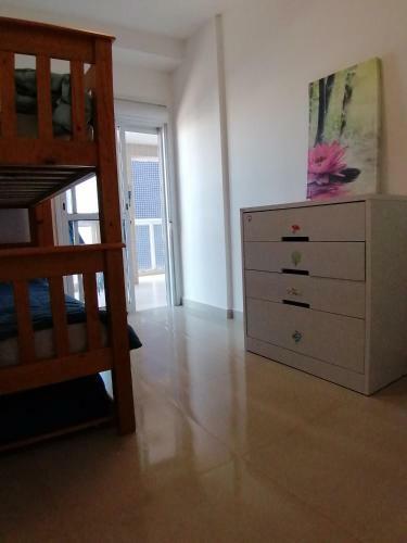 Apartamento, Ampla Sacada Com Vista Para O Mar!
