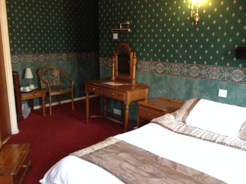 The Royal Victoria & Bull Hotel