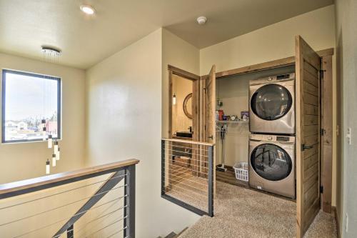 Modern Townhome With Rooftop Deck And Hot Tub!