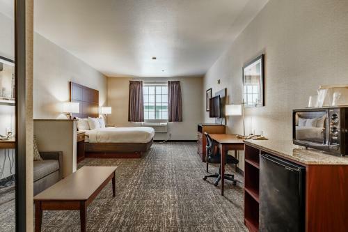 Hotel Comfort Suites At Royal Ridges