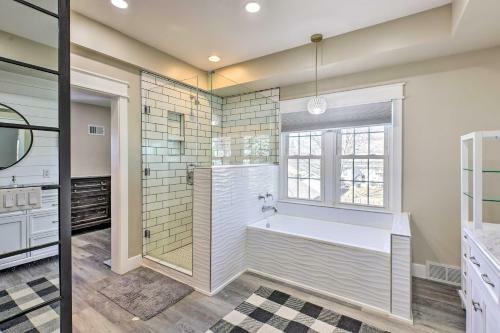 Luxe Omaha Home With Yard - 3 Mi To Downtown!
