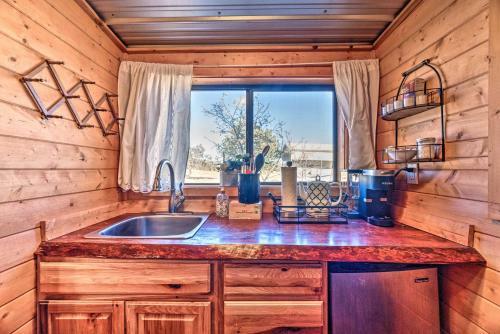 Apartamento Desert Hideaway With Capitan Mountain Views!