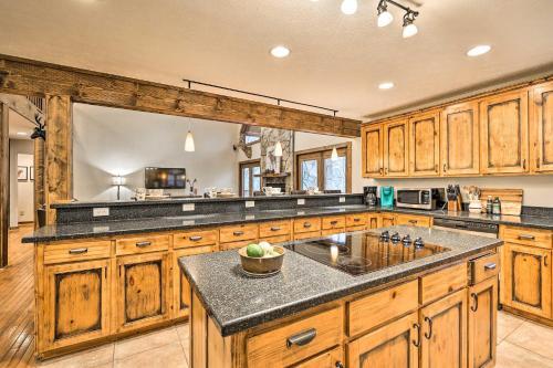 Spacious Elk Park Lodge With Hot Tub And Fire Pit