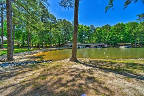 Henrico Hideaway With Lake Access And Boat Slip!