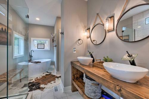 Scenic Hillside Cabin In Sylva With Hot Tub!