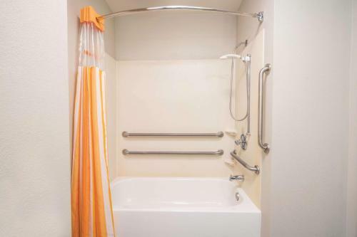 Hotel Country Inn & Suites Loudon