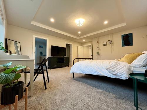 ? Vibrant Master Suite In Spacious Yet Cozy Home ?