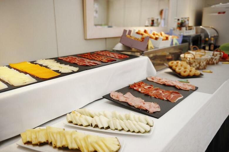 Hotel Tres Torres Atiram