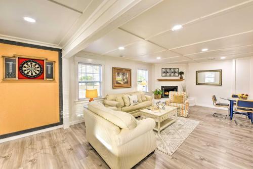 Bright Beaufort Home With Porch And Fire Pit!