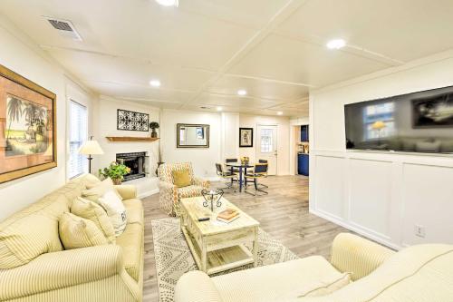 Bright Beaufort Home With Porch And Fire Pit!