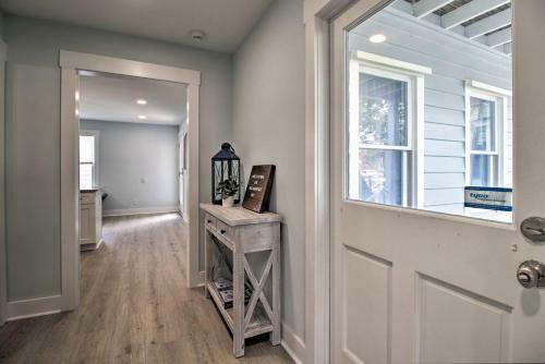 New! Renovated 2 Bed 2 Bath Apartment Downtown