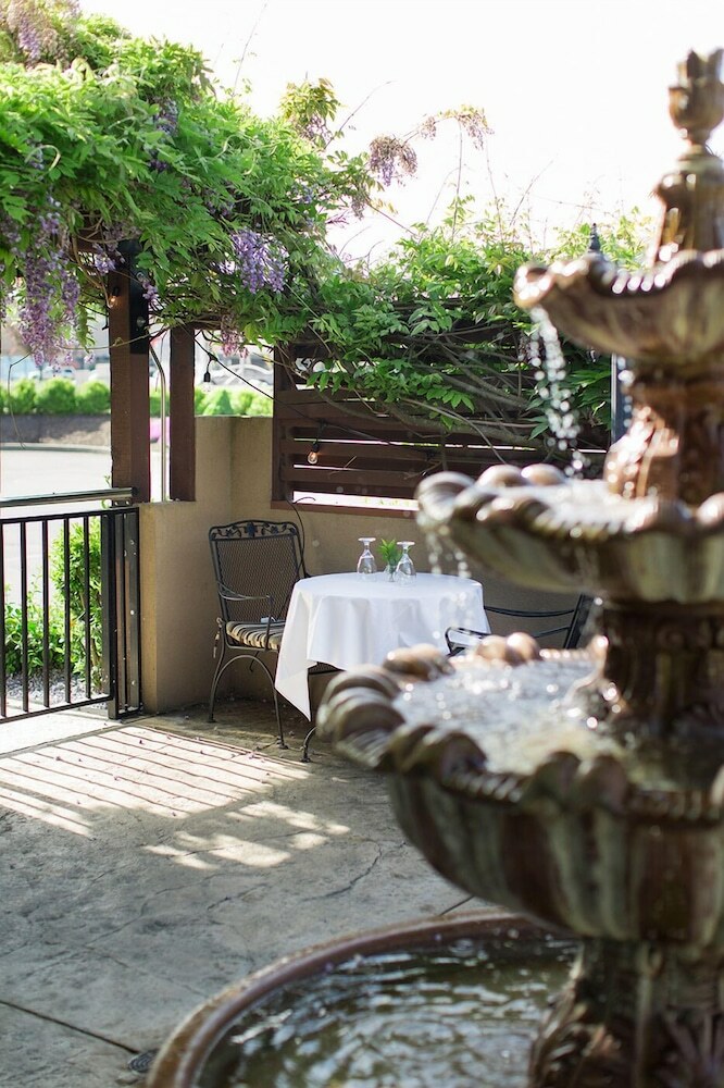 Hotel Rogue Regency Inn & Suites