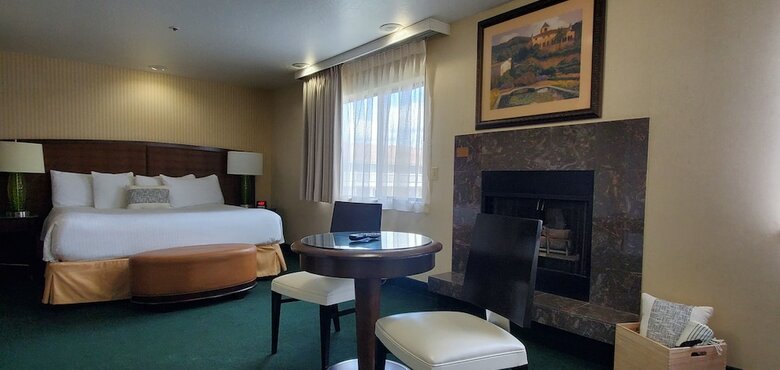 Hotel Rogue Regency Inn & Suites