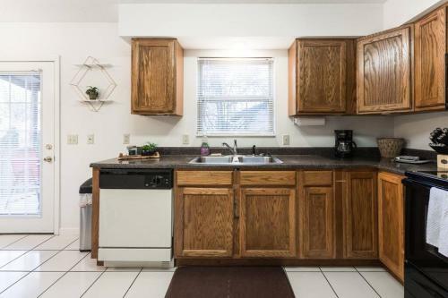 Beautiful Boho Condo In Johnson City, Tn King Bed