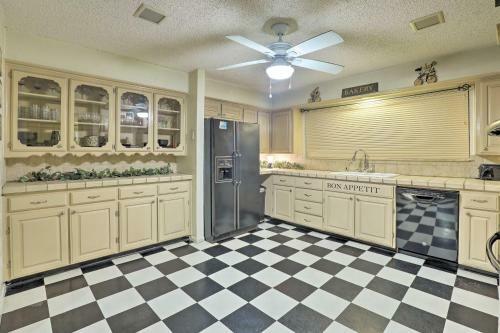 Spacious Home With Deck About 2 Mi To Lake Arlington!
