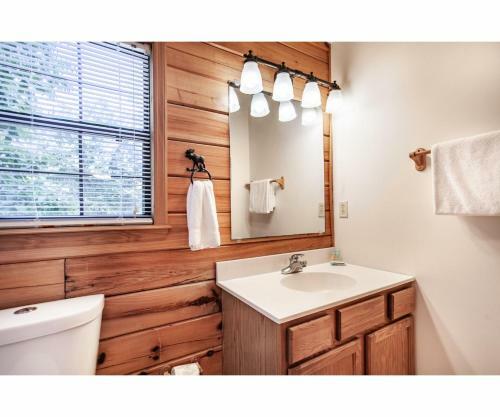 Treeside Retreat - Game Rm, Hottub, Community Pool