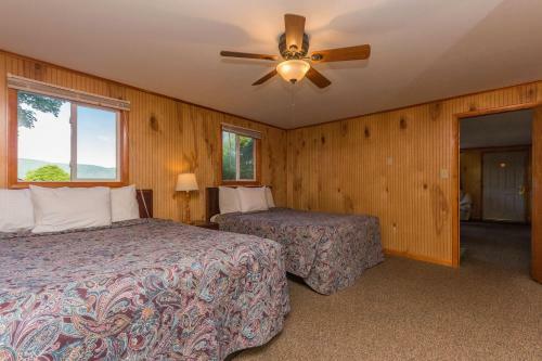 Hotel Flamingo Resort On Lake George
