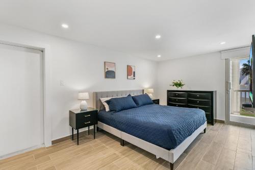 Fully Renovated Condo Steps From The Beach With Ocean View Balcony