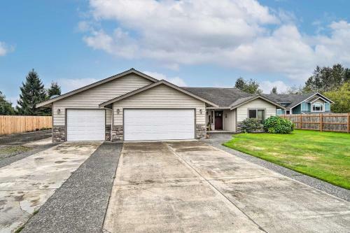 Upscale Home With Indoor Sauna On Sunset Pond!