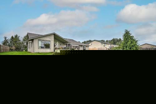 Upscale Home With Indoor Sauna On Sunset Pond!