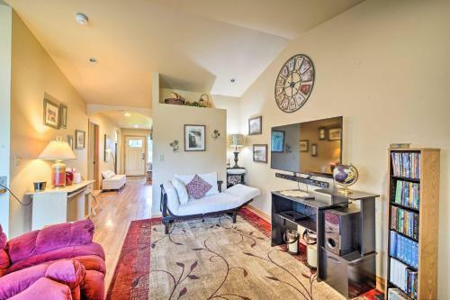 Upscale Home With Indoor Sauna On Sunset Pond!