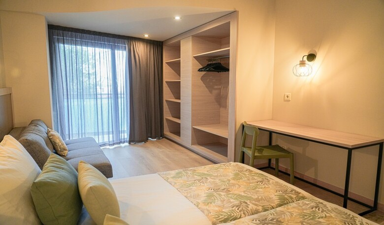Hotel H Top Jadhe