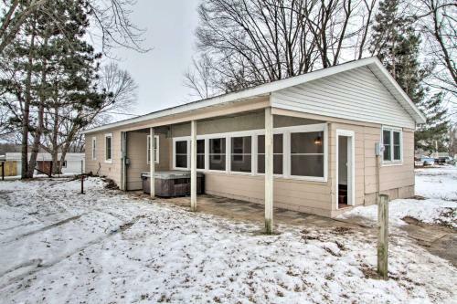Well-appointed Onalaska Cabin - Walk To Lake!