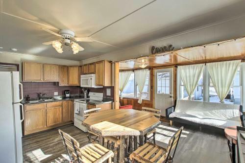 Quaint And Pet-friendly Cabin On Shawano Lake!