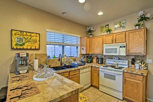 Charming Az Escape With Fire Pit, 1 Mi To Park!