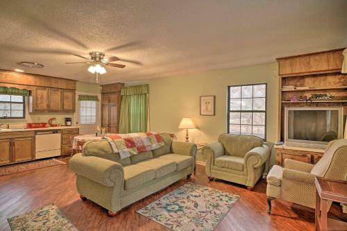 Inviting Apartment With Deck In Smoky Mountains
